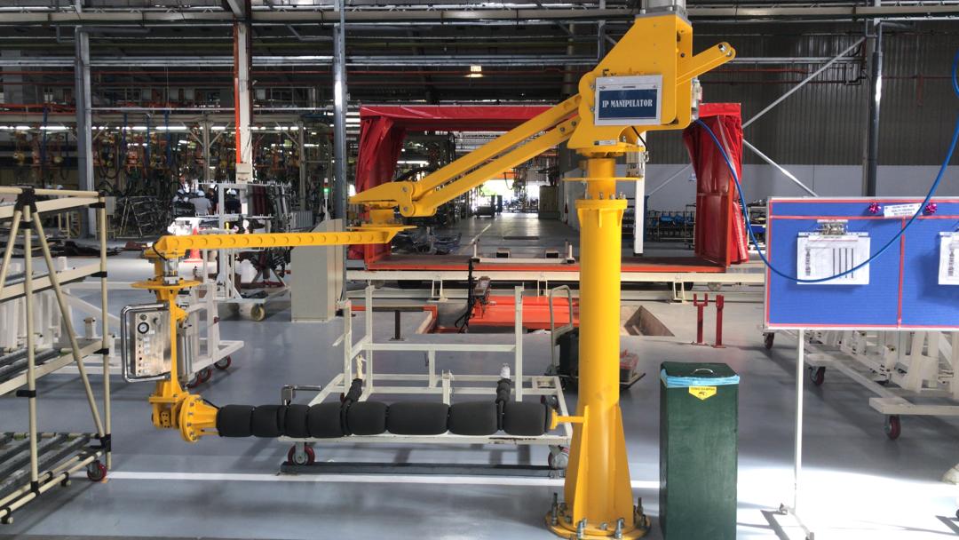 Ovity pedestal air manipulator with custom gripper on an automotive plant floor